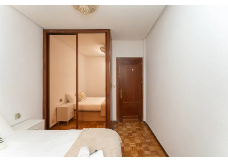 Mieszkanie do wynajęcia - Calle de Fernández de la Hoz Madrid, Hiszpania, 130 m², 906 USD (3479 PLN), NET-100423372