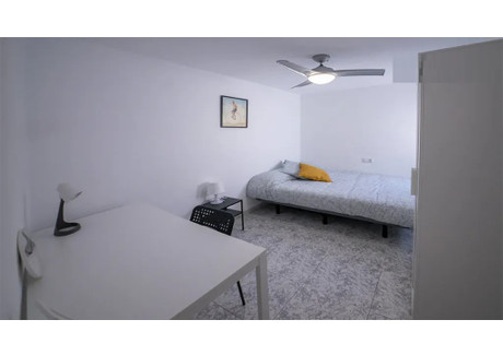 Mieszkanie do wynajęcia - Carrer Germans Villalonga Valencia, Hiszpania, 95 m², 336 USD (1396 PLN), NET-101411091