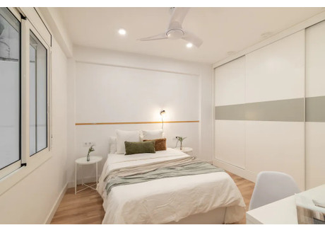 Mieszkanie do wynajęcia - Carrer de Balmes Barcelona, Hiszpania, 120 m², 700 USD (2907 PLN), NET-96783320