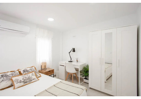 Mieszkanie do wynajęcia - Carrer Isidro Ballester Valencia, Hiszpania, 20 m², 804 USD (3167 PLN), NET-97517499