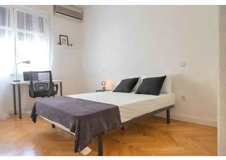 Mieszkanie do wynajęcia - Calle de Fernández de los Ríos Madrid, Hiszpania, 240 m², 831 USD (3251 PLN), NET-97706744