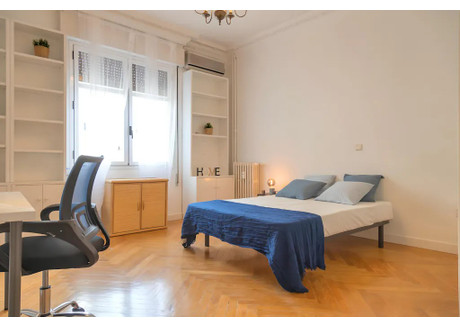 Mieszkanie do wynajęcia - Calle de Fernández de los Ríos Madrid, Hiszpania, 240 m², 783 USD (3069 PLN), NET-97706775