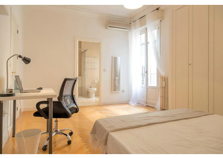 Mieszkanie do wynajęcia - Calle de Fernández de los Ríos Madrid, Hiszpania, 240 m², 911 USD (3589 PLN), NET-97706779