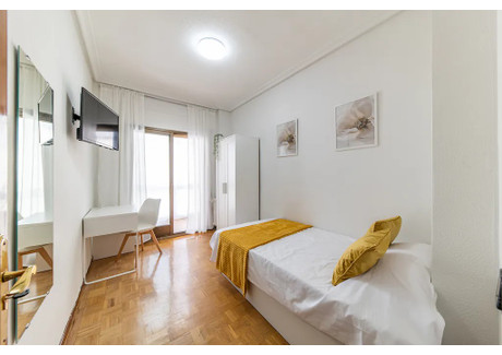 Mieszkanie do wynajęcia - Calle Jacinto Verdaguer Madrid, Hiszpania, 90 m², 541 USD (2180 PLN), NET-98594408