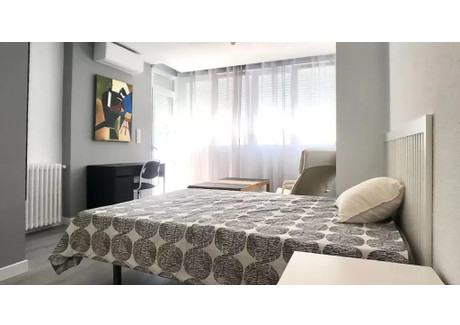 Mieszkanie do wynajęcia - Calle de Rosario Pino Madrid, Hiszpania, 200 m², 765 USD (2946 PLN), NET-90241257