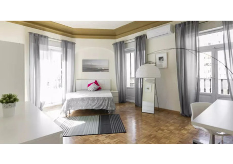 Mieszkanie do wynajęcia - Calle de San Bernardo Madrid, Hiszpania, 260 m², 795 USD (3051 PLN), NET-90241283