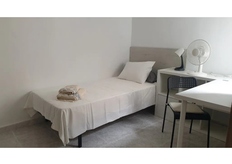 Mieszkanie do wynajęcia - Carrer de Santa Margarida Barcelona, Hiszpania, 65 m², 448 USD (1719 PLN), NET-90568379