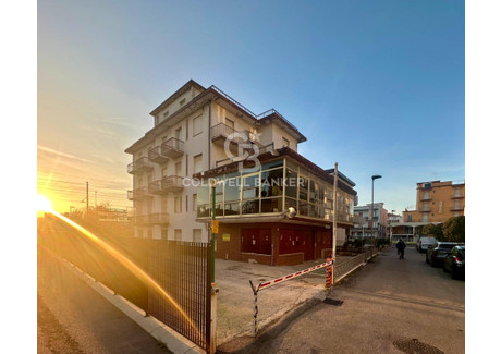 Hotel na sprzedaż - Viale Ferrara, Rimini, Włochy, 1000 m², 417 830 USD (1 708 926 PLN), NET-102246215