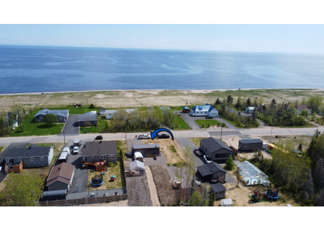 Dom na sprzedaż - 956 Rue Bell, Sept-Îles, QC G0G1L0, CA Sept-Îles, Kanada, 34 m², 174 472 USD (710 100 PLN), NET-98571513