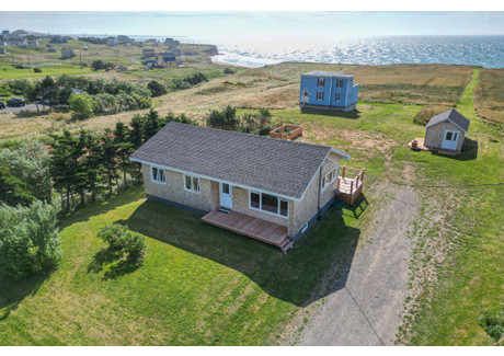 Dom na sprzedaż - 681 Ch. du Bassin, Les Îles-de-la-Madeleine, QC G4T0C7, CA Les Îles-De-La-Madeleine, Kanada, 95 m², 368 185 USD (1 509 560 PLN), NET-100983108