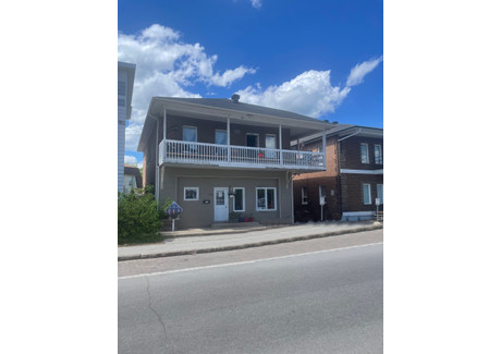 Dom na sprzedaż - 2132-2134 Rue Ste-Famille, Jonquière, QC G7X4W9, CA Jonquière, Kanada, 218 m², 183 588 USD (752 710 PLN), NET-95130240