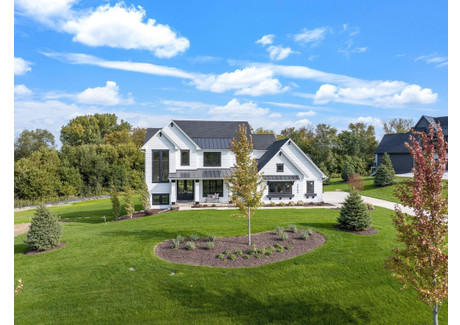 Dom na sprzedaż - 450 Indian Hill Road Chanhassen, Usa, 466,37 m², 2 276 357 USD (9 333 064 PLN), NET-98346231